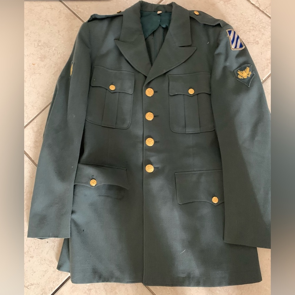 Vintage men’s U.S. Army Green Wool Coat w/polyester Size 37R Vietnam War patches